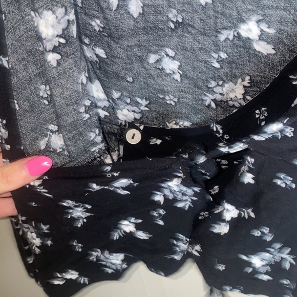 🌟Black floral top with adorable tie in middle! - Picture 3 of 9